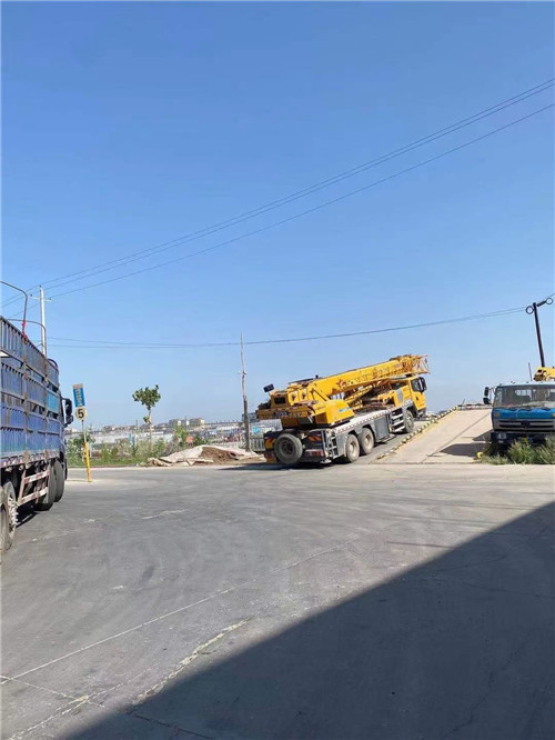 布拖县25吨吊车的租赁价格大概是多少？