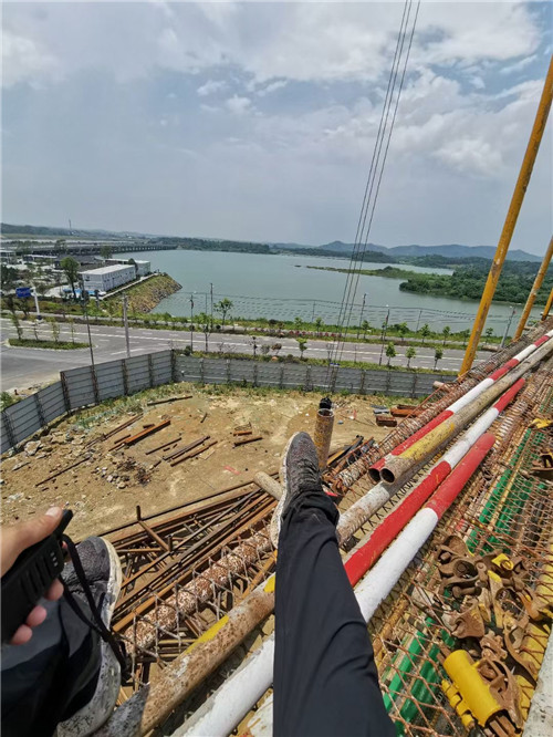 布拖县作业中发生设备损坏或人员意外，责任怎么划分？