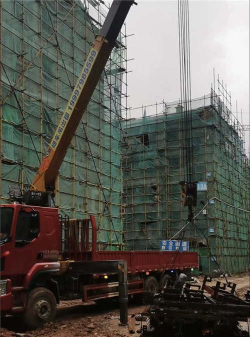 布拖县“慢工细活”—— 吊车的 “微动控制” 技术