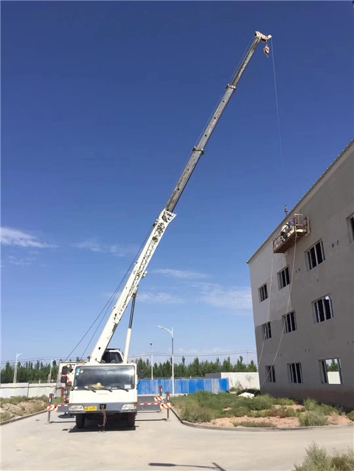 布拖县“轻装强干”—— 吊车的 “轻量化臂架” 技术